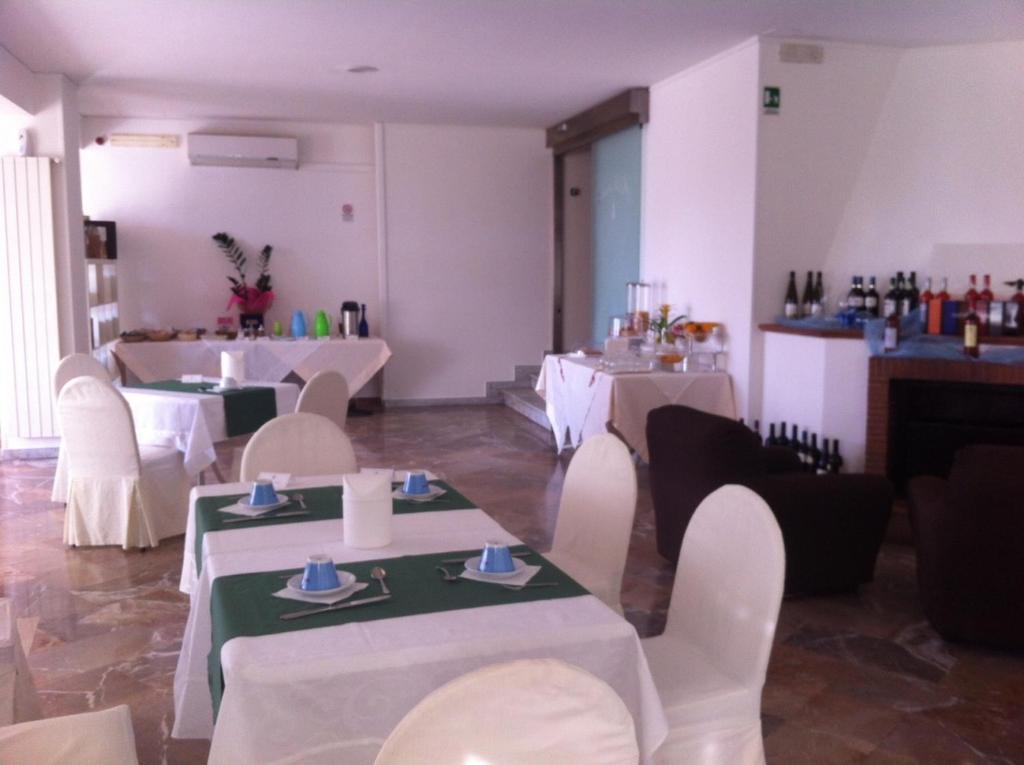 Hotel Pineta Ristorante Castello Cava deʼ Tirreni Kültér fotó