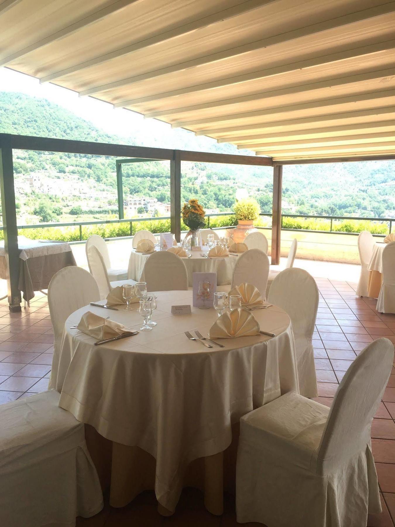 Hotel Pineta Ristorante Castello Cava deʼ Tirreni Kültér fotó